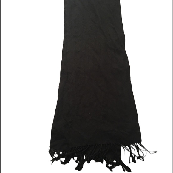 A soft and black scarf - Picture 2 of 3